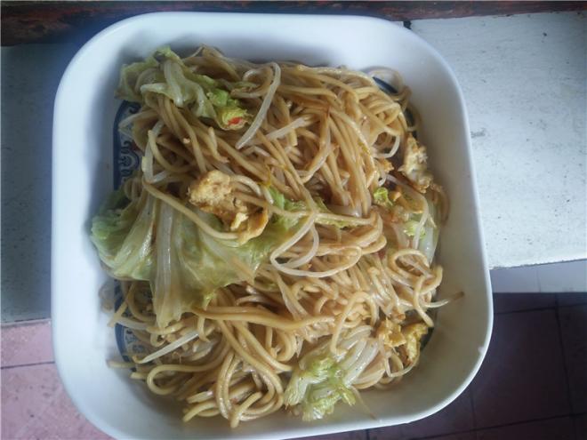 豆芽白菜蛋炒面