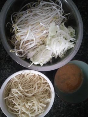 豆芽洗净，鸡蛋加点盐打散，白菜切丝。