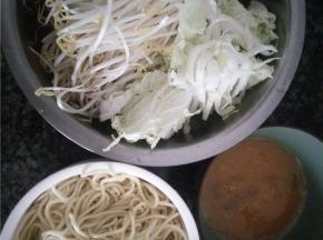 豆芽洗净，鸡蛋加点盐打散，白菜切丝。