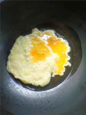 锅内放油煎蛋。