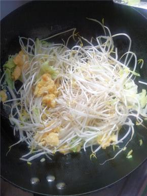 等白菜稍微有点软后放入豆芽。