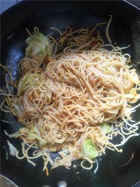 翻炒均匀放入黄面。