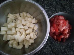 土豆番茄切丁备用。