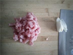肉切丁，蒜切片。