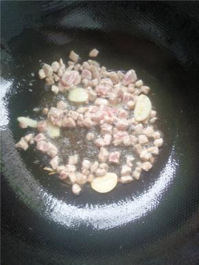 锅内放油下肉丁。