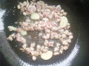 锅内放油下肉丁。