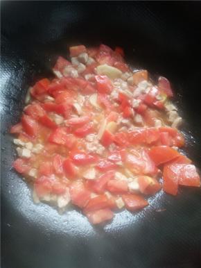 肉丁变色后放入番茄。