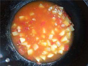 翻炒均匀后，加水，淹到土豆附近即可。