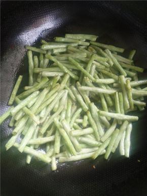 豇豆放油锅内炸一下，稍微有点焦黄即可捞出。