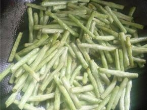 豇豆放油锅内炸一下，稍微有点焦黄即可捞出。