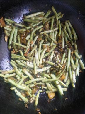 放入豇豆。