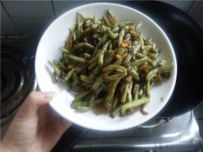 放入豆瓣酱和盐，翻炒三四分钟再放入少量鸡精翻炒均匀即可出锅。