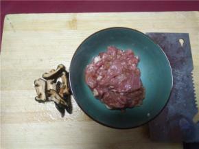 香菇提前泡好切条，花椰菜分成小份，黄瓜切片，肉丝用生粉、生抽腌制一下。