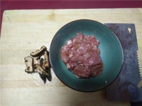 香菇提前泡好切条，花椰菜分成小份，黄瓜切片，肉丝用生粉、生抽腌制一下。