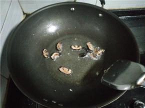 待土豆和花椰菜略微变色后捞出，多余的油盛出，下香菇。