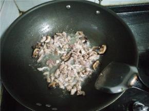 翻炒一会儿后，放入肉丝。