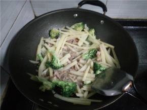 放入土豆和花椰菜。