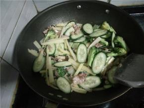 翻炒3、4分钟，最后加入黄瓜。