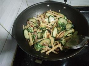 加入少量盐，酱油和生抽，翻炒均匀后加入少量鸡精后即可盛出。