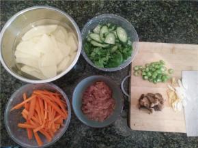 香菇提前泡一两个小时后切条，肉切条放入酱油、淀粉、生姜粒腌制。土豆切片放入水中去去多余的淀粉，黄瓜切片，胡萝卜切条， 蒜切片，小辣椒切小段备用。