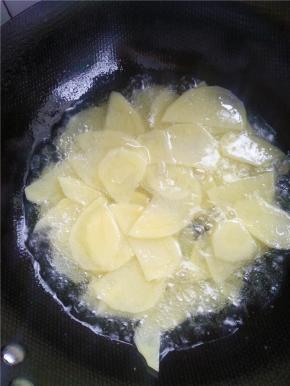 土豆水中去过多余淀粉后下油锅炸一下，想吃软点的用小火，想吃脆点的用大火，差不多成型后捞出，胡萝卜条也下油锅炸一下，略微变色后捞出。