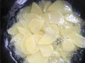 土豆水中去过多余淀粉后下油锅炸一下，想吃软点的用小火，想吃脆点的用大火，差不多成型后捞出，胡萝卜条也下油锅炸一下，略微变色后捞出。