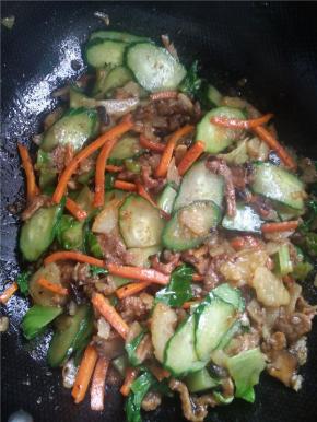 最后放入黄瓜片，翻炒4、5分钟，放入少量鸡精，翻炒均匀，即可出锅。