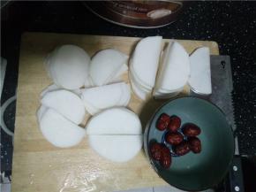 白萝卜切片，红枣洗净。