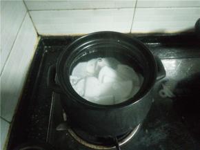 锅内加水加入几滴油烧开，加入白萝卜片。