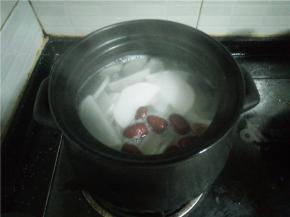 再次烧开后，加入红枣，小火煮一会儿。