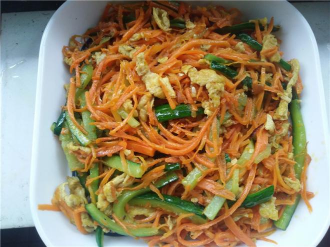 胡萝卜黄瓜丝炒蛋