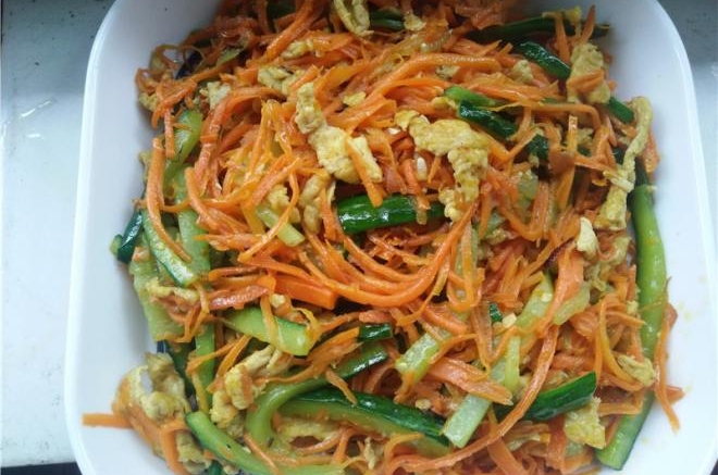 胡萝卜黄瓜丝炒蛋