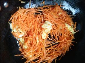 锅内放油煎蛋，差不多成型的时候炒散下胡萝卜丝。