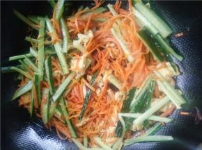 翻炒均匀，待胡萝卜丝变软了差不多快熟的时候下黄瓜条，翻炒均匀，放适量的盐。