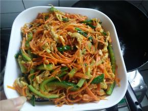 翻炒3/4分钟后，放少量鸡精，炒匀后即可出锅。