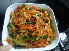 翻炒3/4分钟后，放少量鸡精，炒匀后即可出锅。