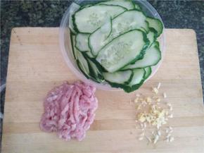 猪肉切丝，黄瓜切片，姜蒜切碎备用。