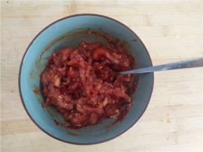 肉丝用姜蒜颗粒、生粉、酱油、花椒粉、料酒、豆瓣酱拌匀。