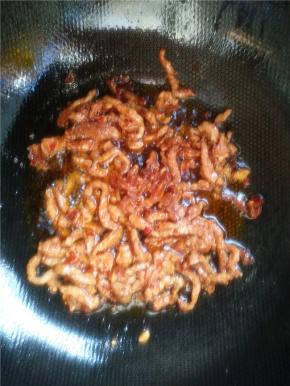 锅内放油下之前拌好的肉丝。