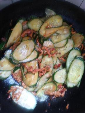 翻炒均匀肉丝变色后放入黄瓜。