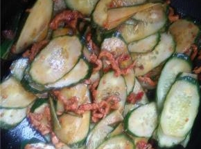 翻炒均匀肉丝变色后放入黄瓜。