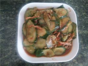 加点盐，翻炒均匀，三四分钟后加点鸡精即可出锅。