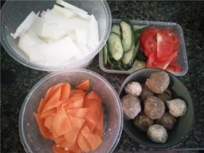 冬瓜、胡萝卜、黄瓜和番茄都切片备用，丸子我用的超市买的牛丸，也可以用瘦肉丸子或者其他丸子。