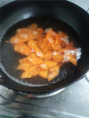 水烧开倒入胡萝卜片。