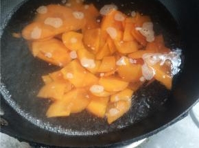 水烧开倒入胡萝卜片。