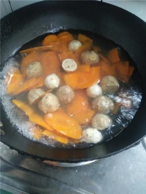 四五分钟后放入丸子。