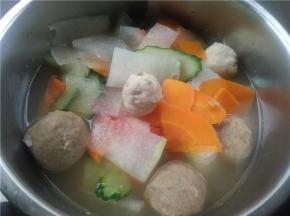 最后放入黄瓜片和番茄。