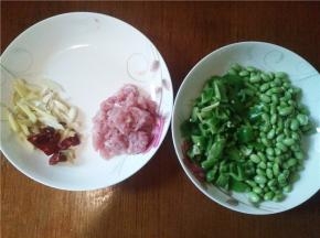 肉剁成肉沫再加点淀粉，姜蒜切片，两个干辣椒切段，一个青椒切丁备用。
