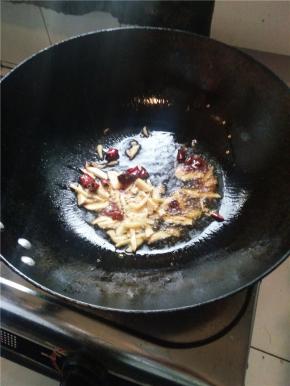 锅内放油下姜蒜、辣椒、豆瓣酱炒香。