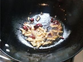 锅内放油下姜蒜、辣椒、豆瓣酱炒香。